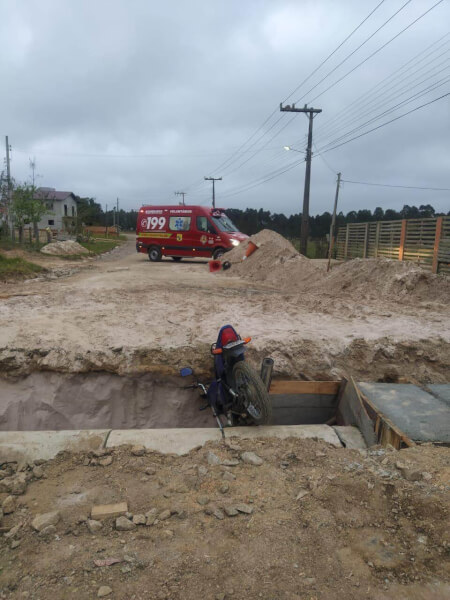 Motociclista fica ferido após cair em vala aberta por obra