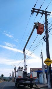 Coorsel promove reforma da rede elétrica na comunidade de Pindotiba