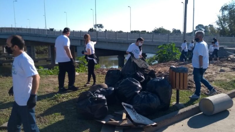 Centenas de voluntários participam de limpeza das margens do Rio Tubarão