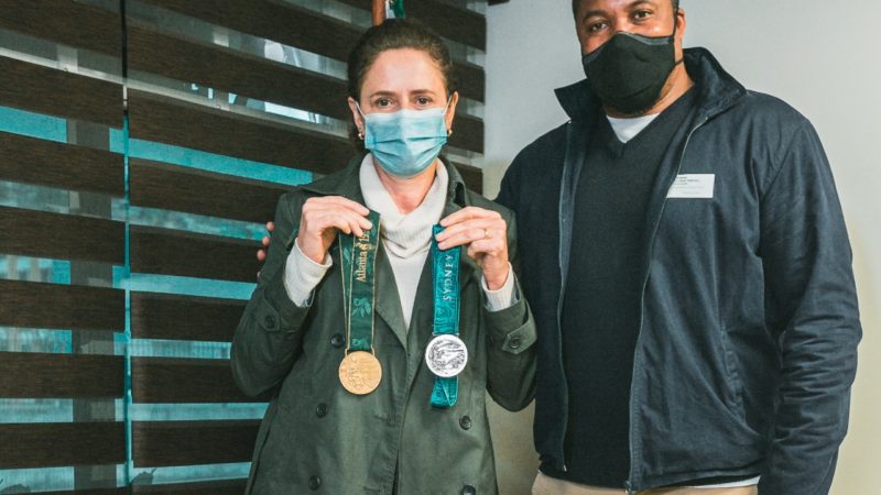 Medalhista olímpico do atletismo e presidente da CBA visitam Alesc