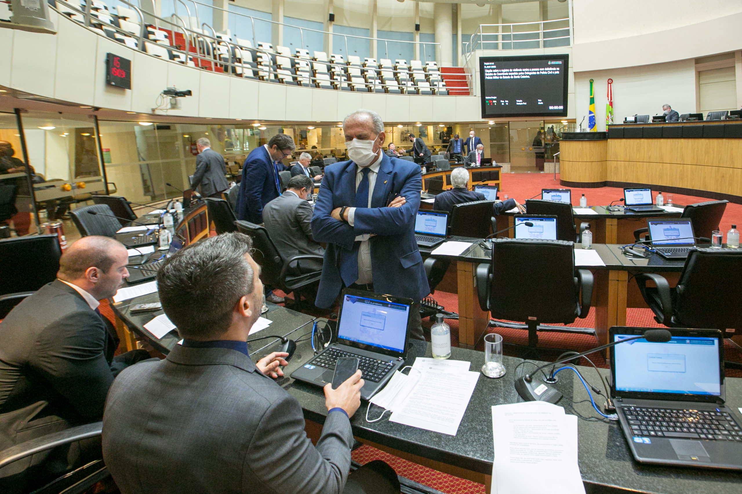 Deputados destacam inflação, recordes de arrecadação e custo da gasolina