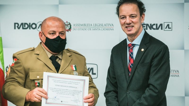 Sargento da PM de Jaguaruna recebe moção de aplauso