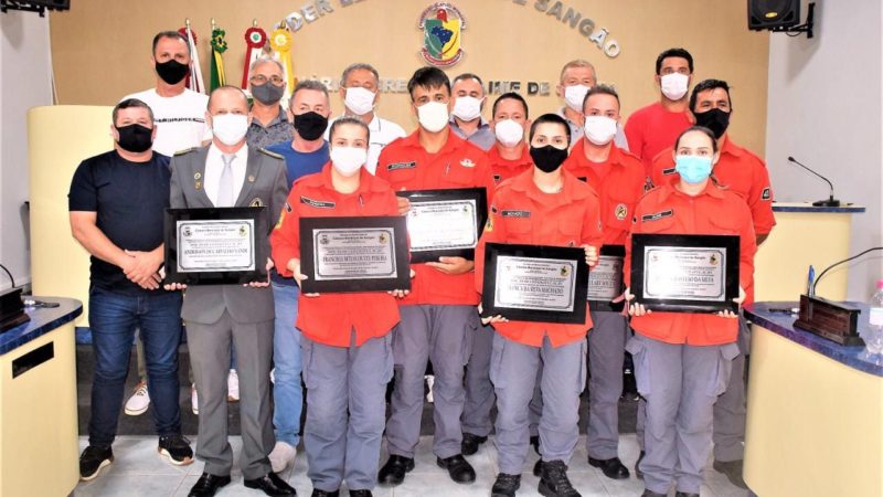 Bombeiros Voluntários são homenageados na Câmara Municipal de Sangão