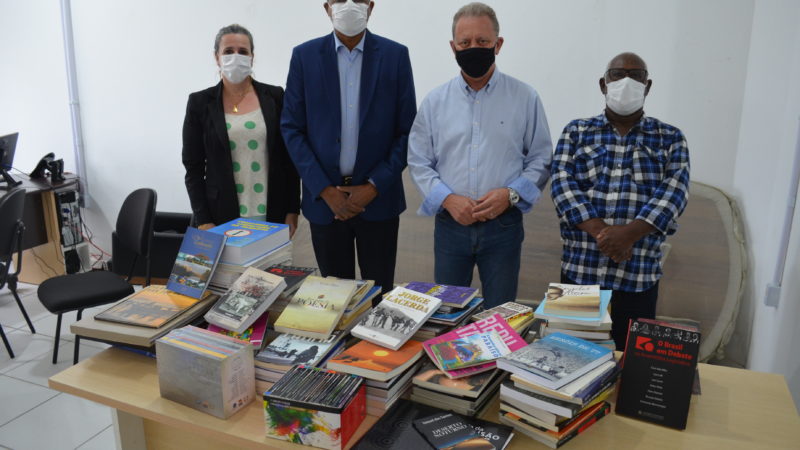 Doação de livros para as escolas é incentivada entre a comunidade