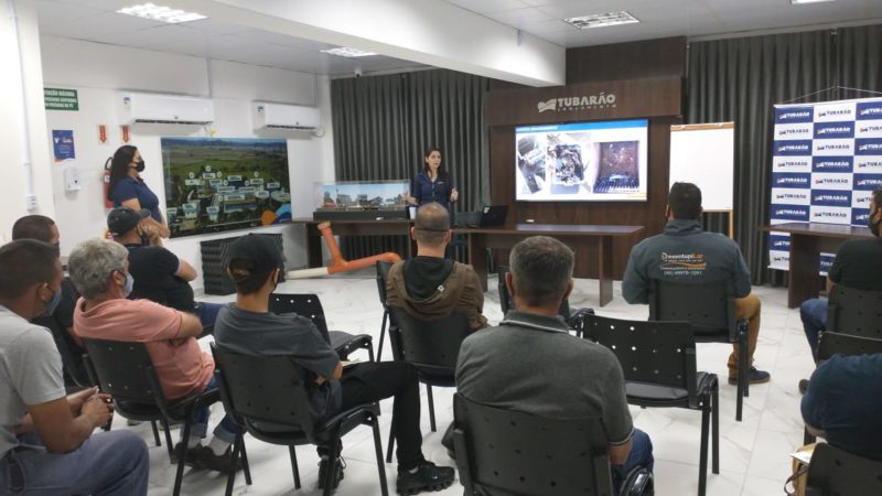 Tubarão Saneamento realiza encontro para pedreiros, encanadores e serventes