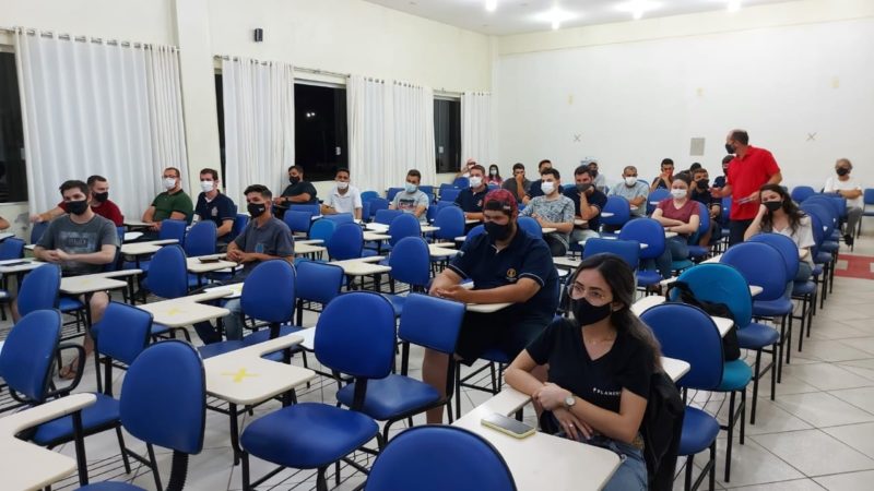 Os acadêmicos da FUCAP/UNIVINTE participam de palestra realizada pelo CREA/SC