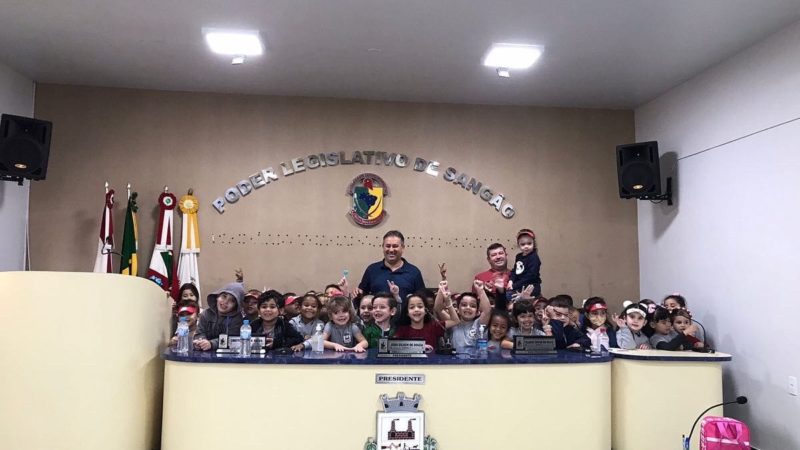 Presidente do Legislativo recebe alunos na Câmara Municipal Na manhã da sexta-feira (01), o Presidente