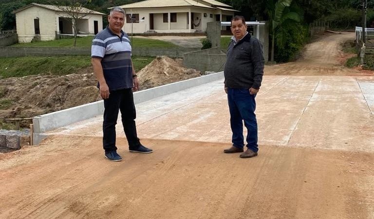 Prefeito e vice-prefeito de Sangão realizam visita a obras em andamento na cidade