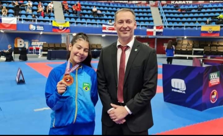 Atleta Ana Luiza Santos conquistou o ouro no Pan-Americano de Karatê