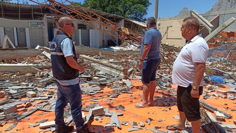 Prefeito de Sangão acompanha a destruição causada pelo tornado 