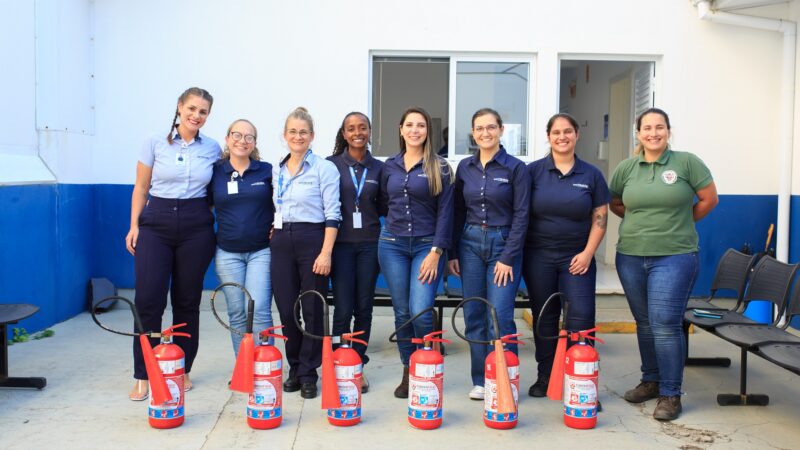 Colaboradoras de áreas administrativas treinam para combate a incêndios