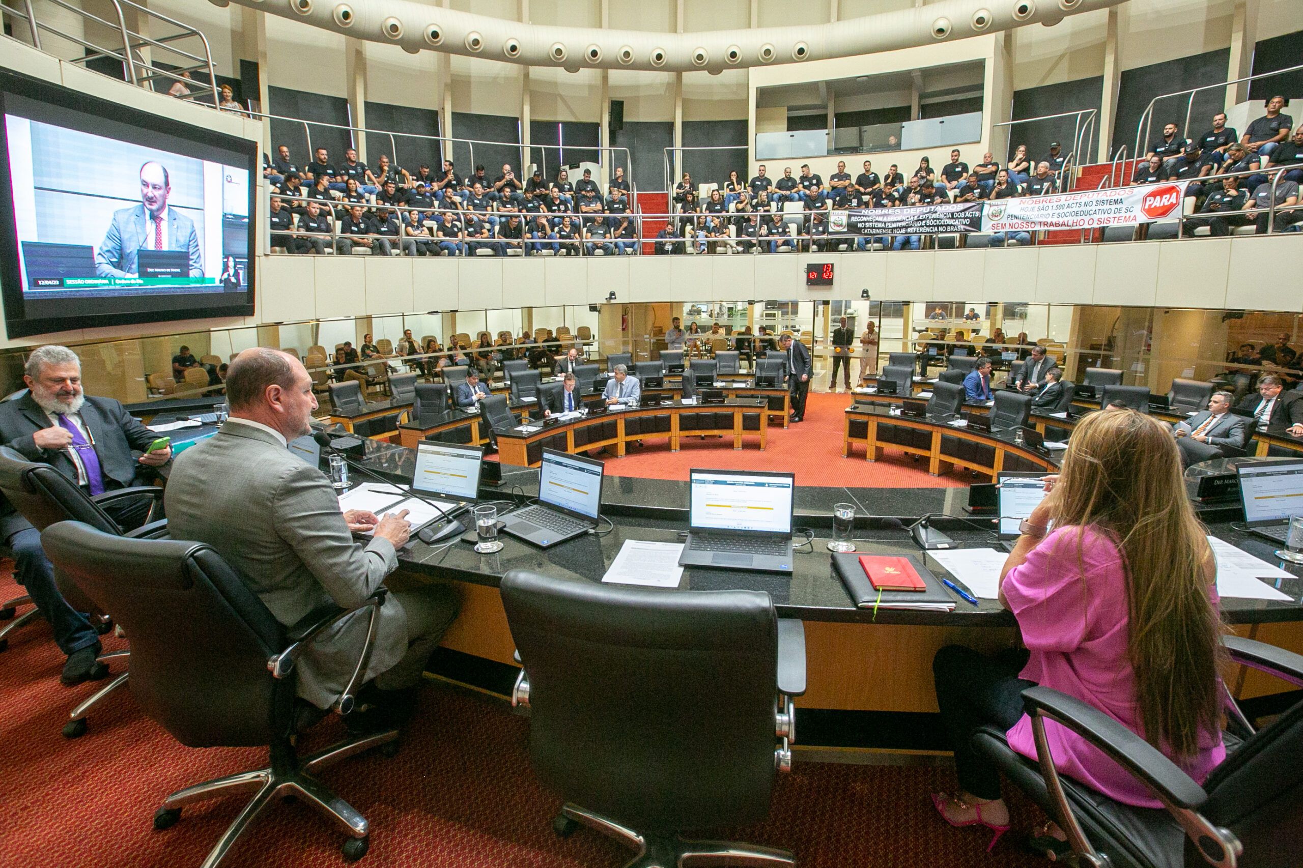 Deputados celebram recorde de exportações/importações, apesar do caos logístico