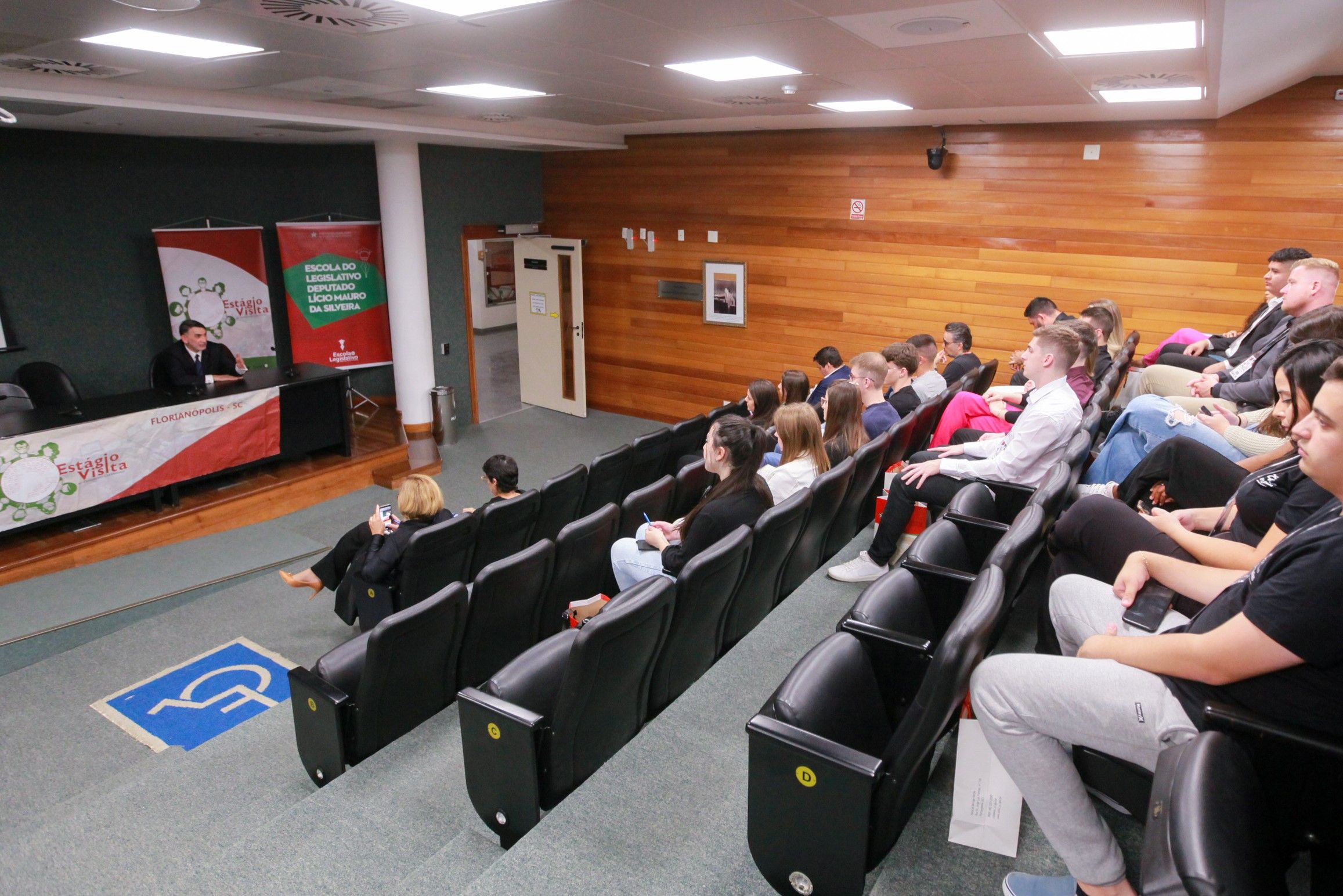 Assembleia recebe universitários no programa Estágio-Visita