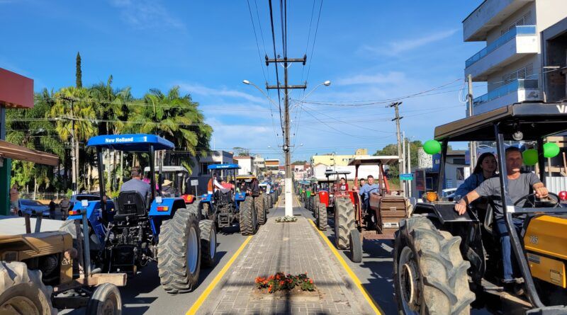 Mais de 400 tratores participam de procissão motorizada 57ª Festa de São Cristóvão