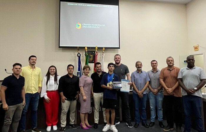 Atleta de boxe e Muay Thai de Jaguaruna recebe homenagem na Câmara de Vereadores