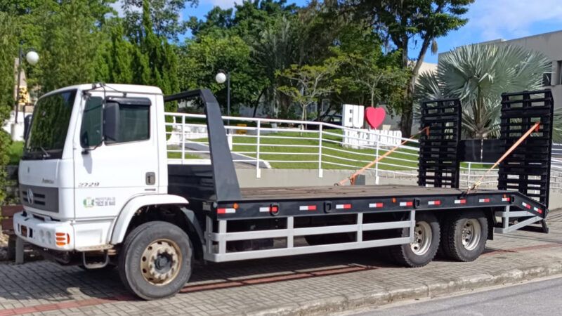 Prefeitura adquire prancha para transporte de veículos pesados