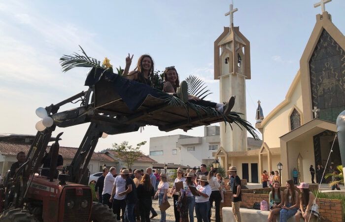 Cerca de 400 tratores participaram de procissão motorizada da Festa do Agricultor