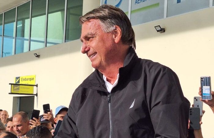 Lideranças do PL e população local acompanham passagem de Bolsonaro pelo Aeroporto de Jaguaruna