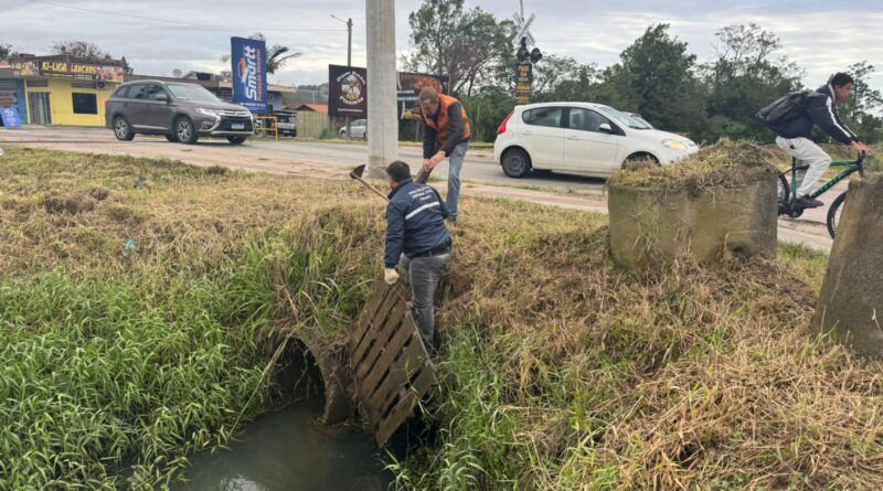 Defesa Civil retira entulhos em tubulação de drenagem